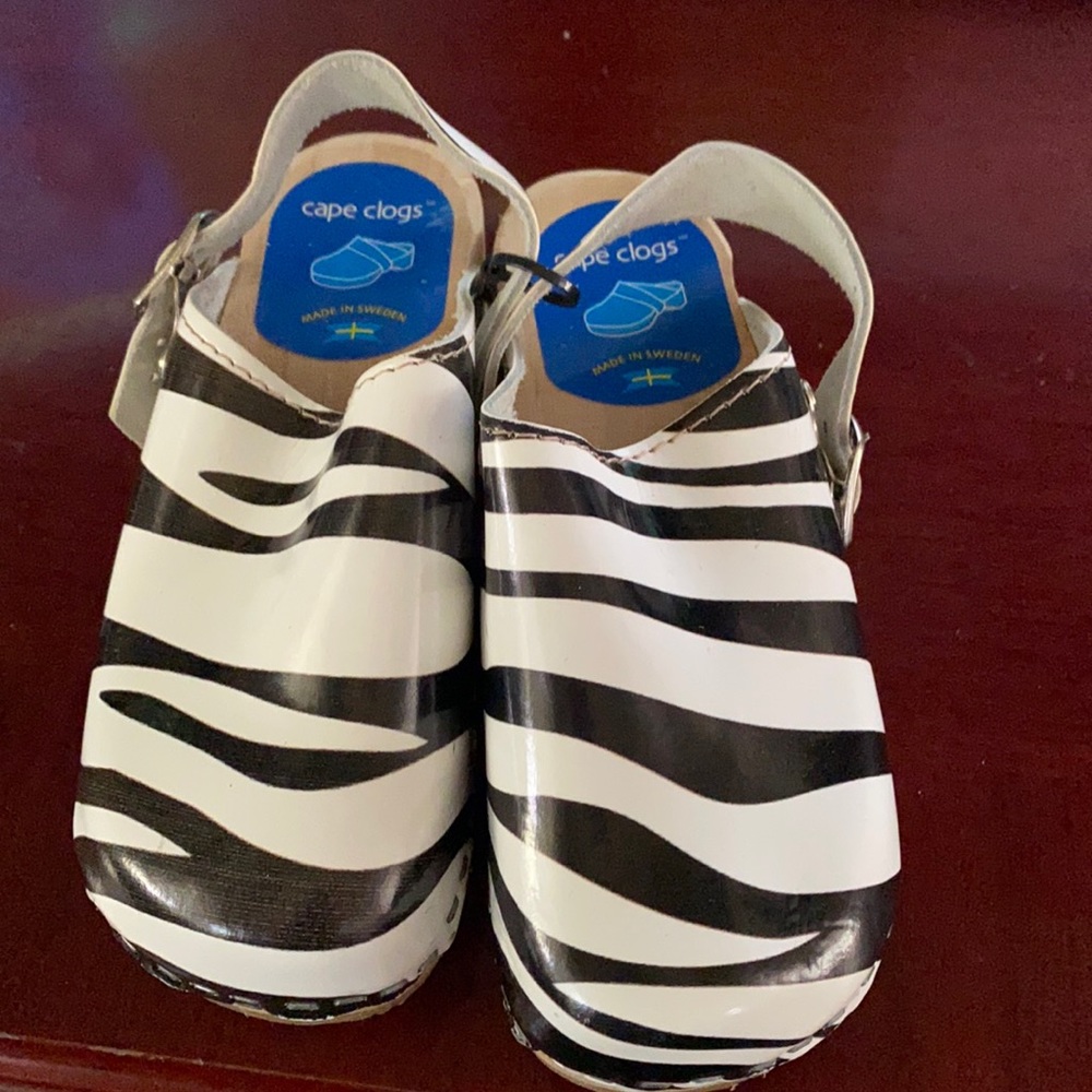 Cape clogs comes w 2 matching hair clip